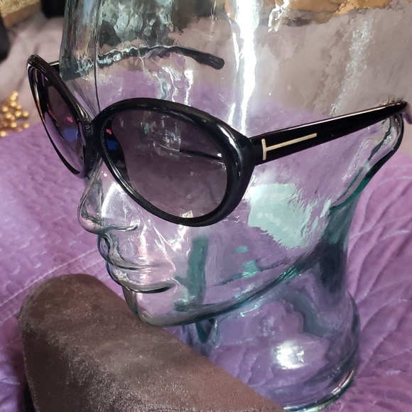 Tom Ford Sunglasses 🕶 - Picture 2 of 8